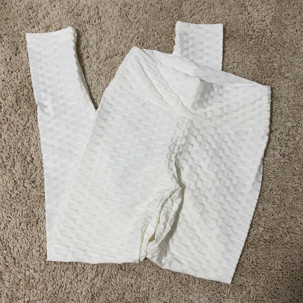 White scrunched leggings